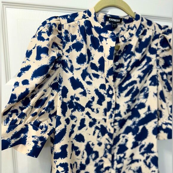 NWT Express Blue Cream Short Puff Sleeve Button Down Shirt Blouse Sz XS - Picture 3 of 7